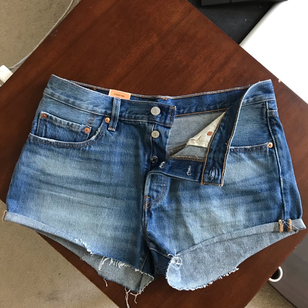 Levi’s 501 HIGH RISE CUT-OFF DENIM SHORTS